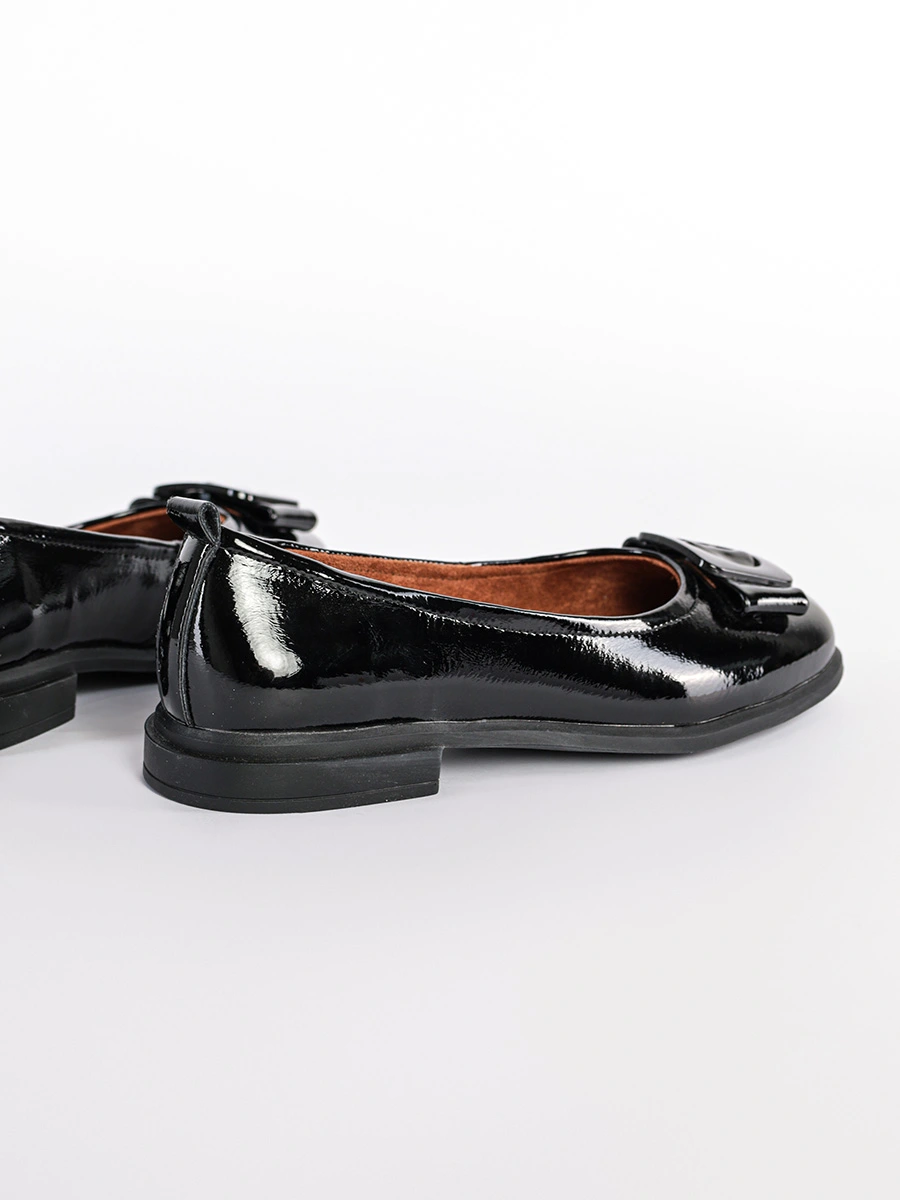 Балетки лакированные черного цвета на венском каблуке